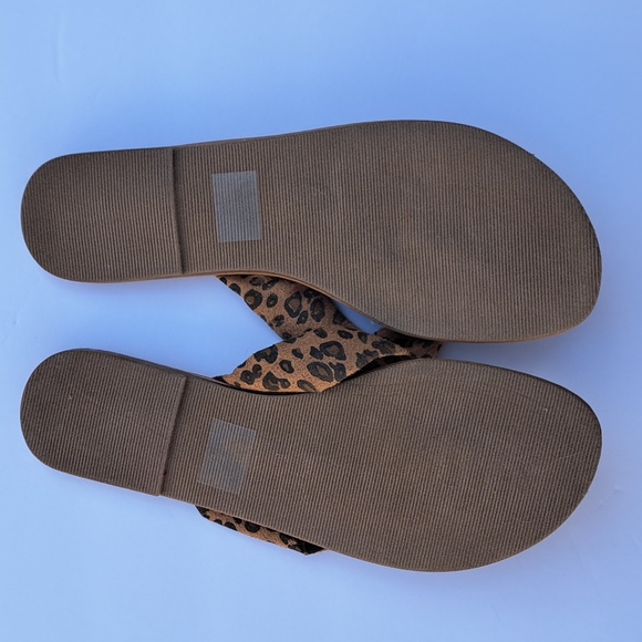 NWT Charming Charlie Womens Animal print flip flops size 8 - Picture 3 of 3